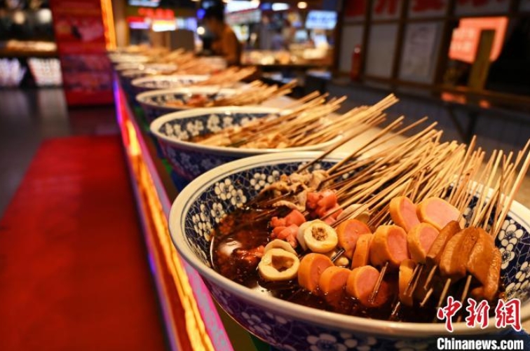 重慶ご當(dāng)?shù)廿哎毳幛怯Q光客を魅了する解放碑好吃街