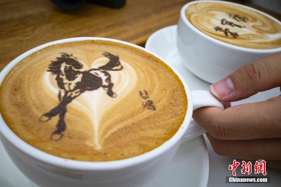 徐悲鴻の馬がラテアートに！書畫骨董の老舗「栄寶斎」が特製ラテ発売　北京