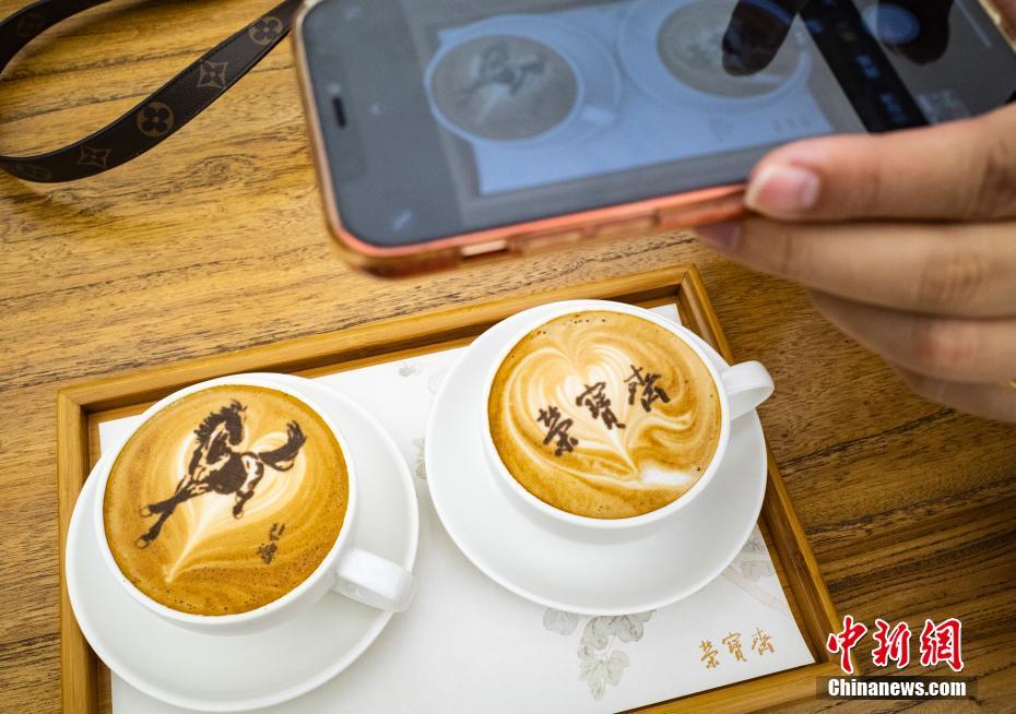 徐悲鴻の馬がラテアートに！書畫骨董の老舗「栄寶斎」が特製ラテ発売　北京