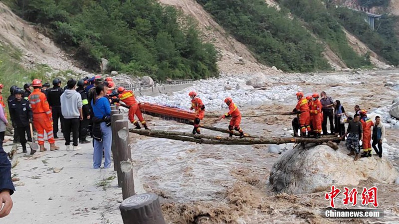 四川省瀘定県でM6.8の地震、森林消防隊(duì)が負(fù)傷者や被災(zāi)者を避難所へ移送