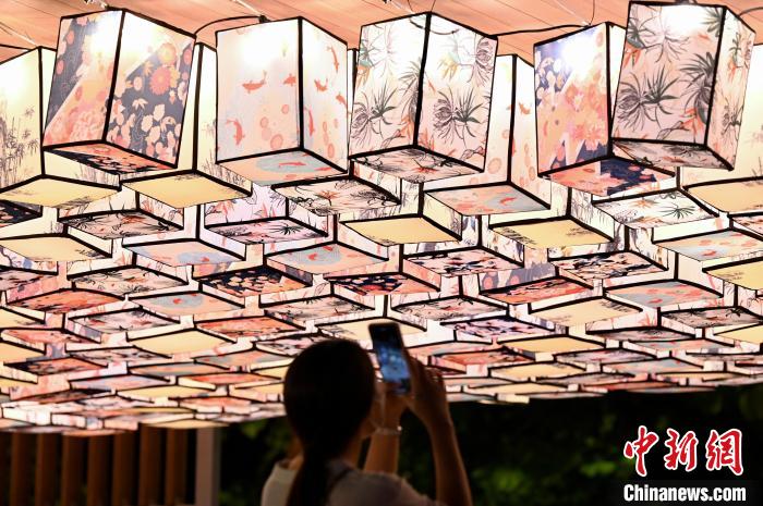 ランタンで飾られ中秋節(jié)ムード満點の西環(huán)エリア海岸　香港