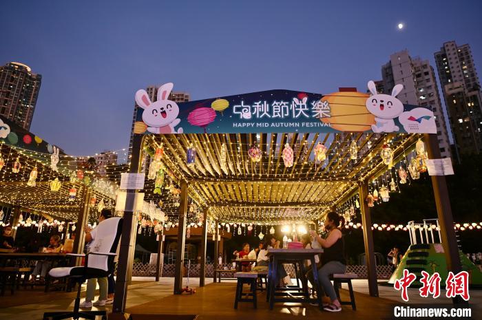 ランタンで飾られ中秋節(jié)ムード満點(diǎn)の西環(huán)エリア海岸　香港