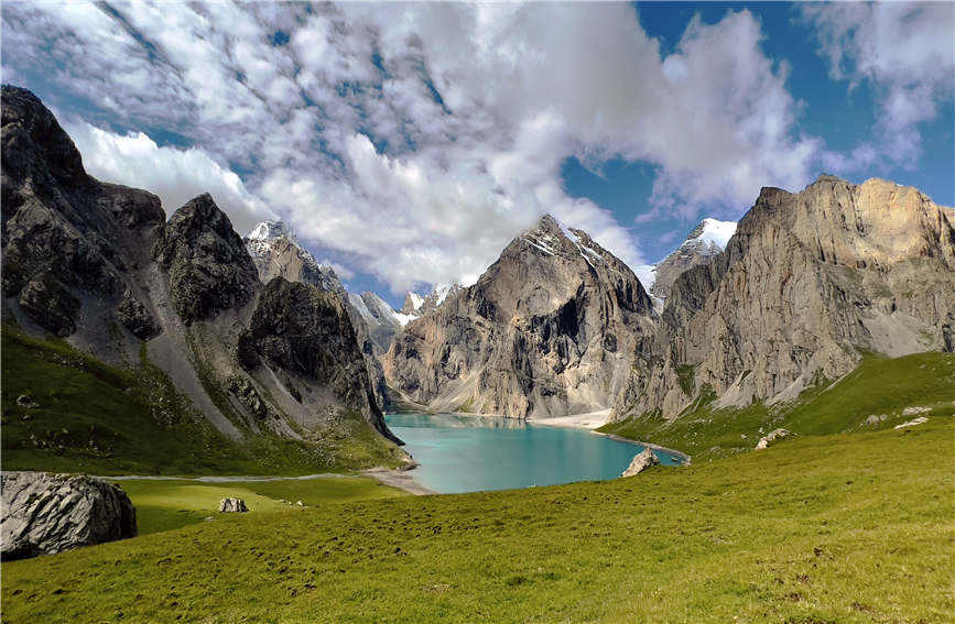 烏孫古道に輝く「高原の翡翠」天堂湖　新疆