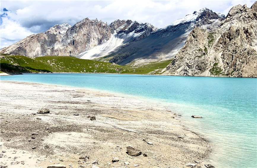 烏孫古道に輝く「高原の翡翠」天堂湖　新疆