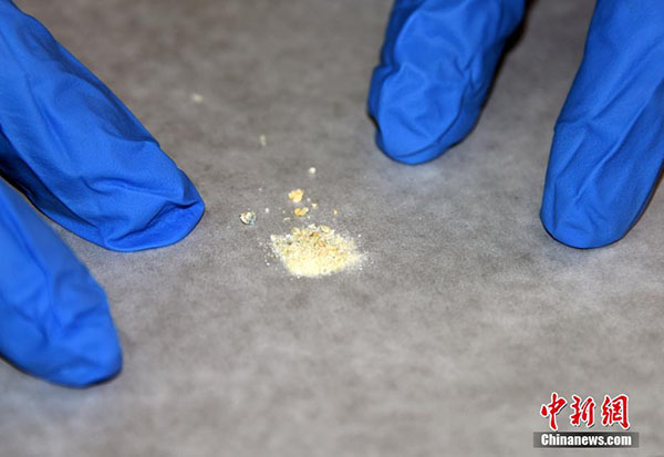 陝西省梁帶村遺跡から出土した、研究用の人工合成鉛白化粧品の遺物のサンプル。（撮影?孫自法）