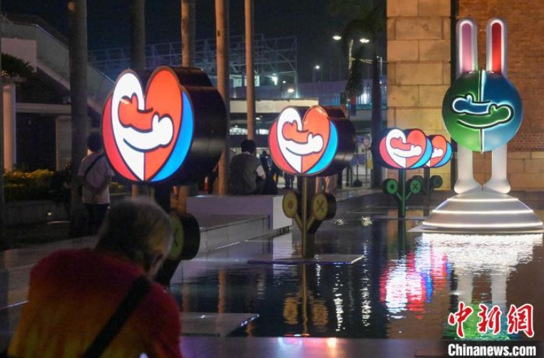 香港文化センターの広場(chǎng)に「中秋節(jié)」祝うインスタレーションアート設(shè)置