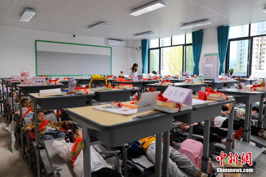 重慶市雲(yún)陽県の小學校が晝寢用にリクライニングチェア導入