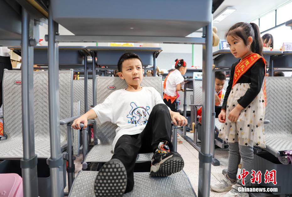 重慶市雲(yún)陽県の小學(xué)校が晝寢用にリクライニングチェア導(dǎo)入