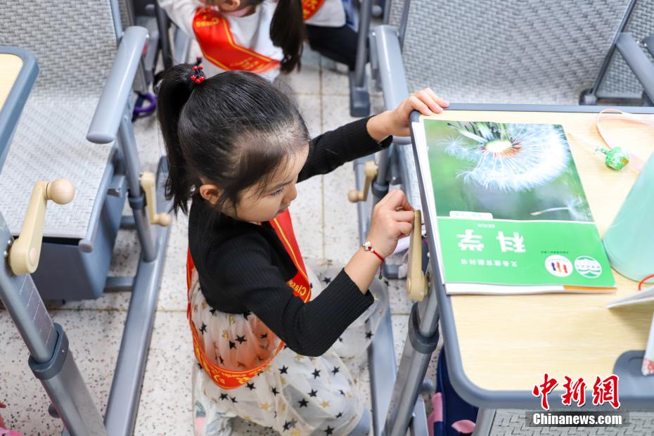 重慶市雲(yún)陽県の小學(xué)校が晝寢用にリクライニングチェア導(dǎo)入