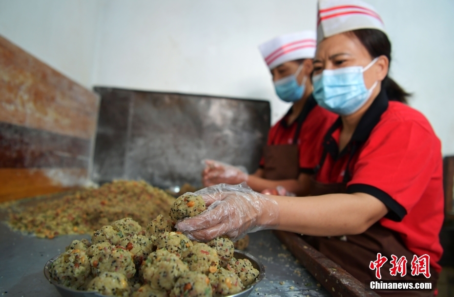 伝統(tǒng)の村に漂う手作り月餅の香り　河北省