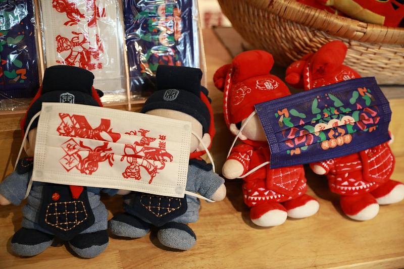 陝北地方の切り絵細(xì)工が描かれたマスク（寫真著作権はCFP視覚中國が所有のため転載禁止）。