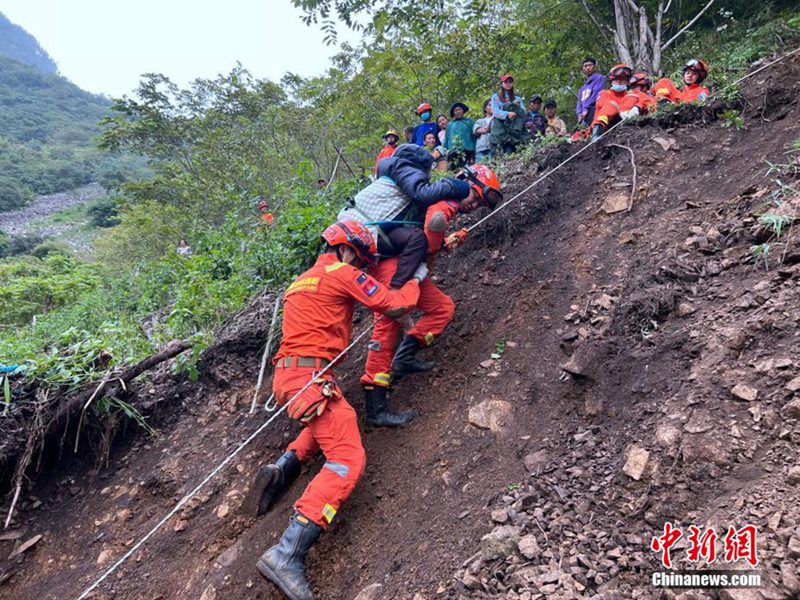 四川瀘定地震で取り殘された村民31人を6時間かけて救出