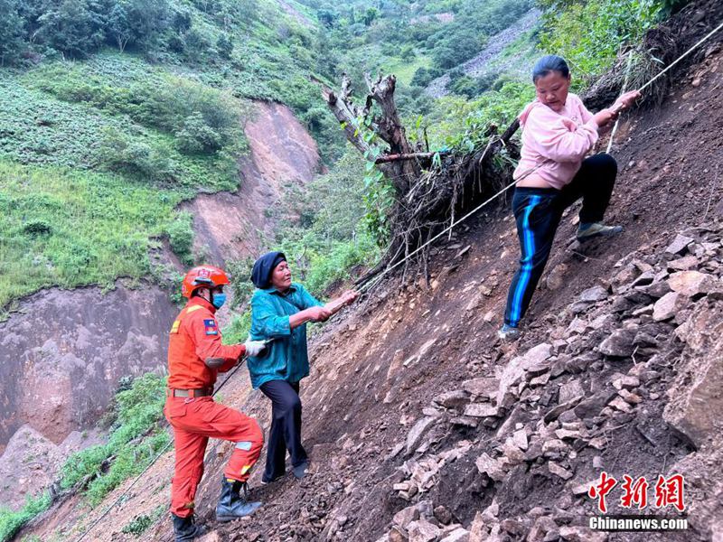 四川瀘定地震で取り殘された村民31人を6時間かけて救出