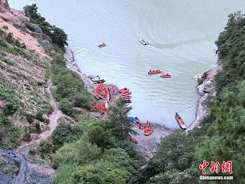 四川瀘定地震で取り殘された村民31人を6時(shí)間かけて救出