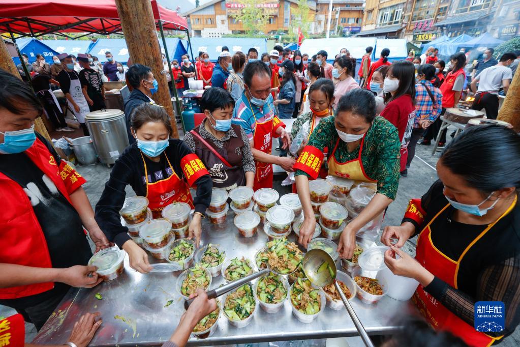 四川瀘定地震の避難所で炊き出し、心も溫もる食事提供