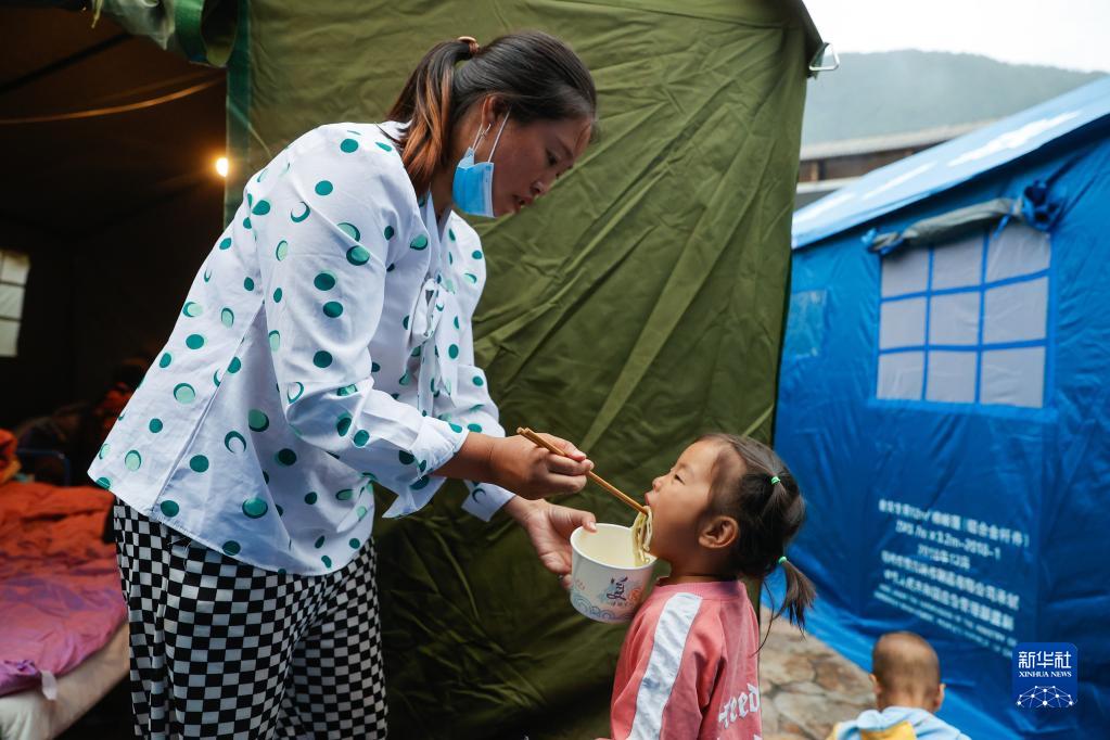 四川瀘定地震の避難所で炊き出し、心も溫もる食事提供