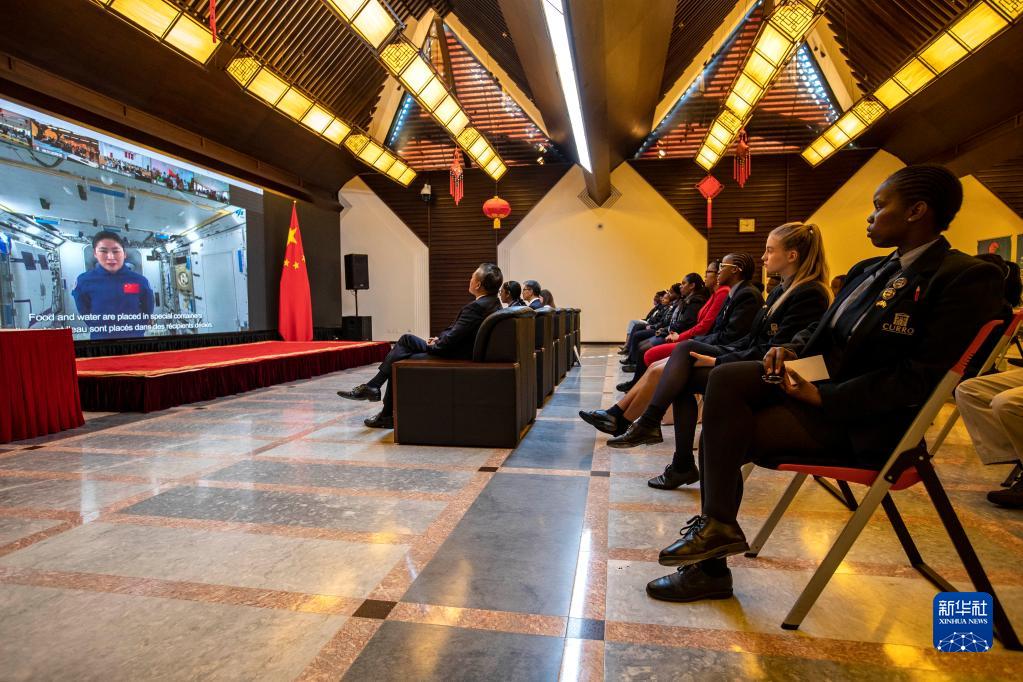 有人宇宙船「神舟14號(hào)」乗組員が「天宮」からアフリカの若者と対話