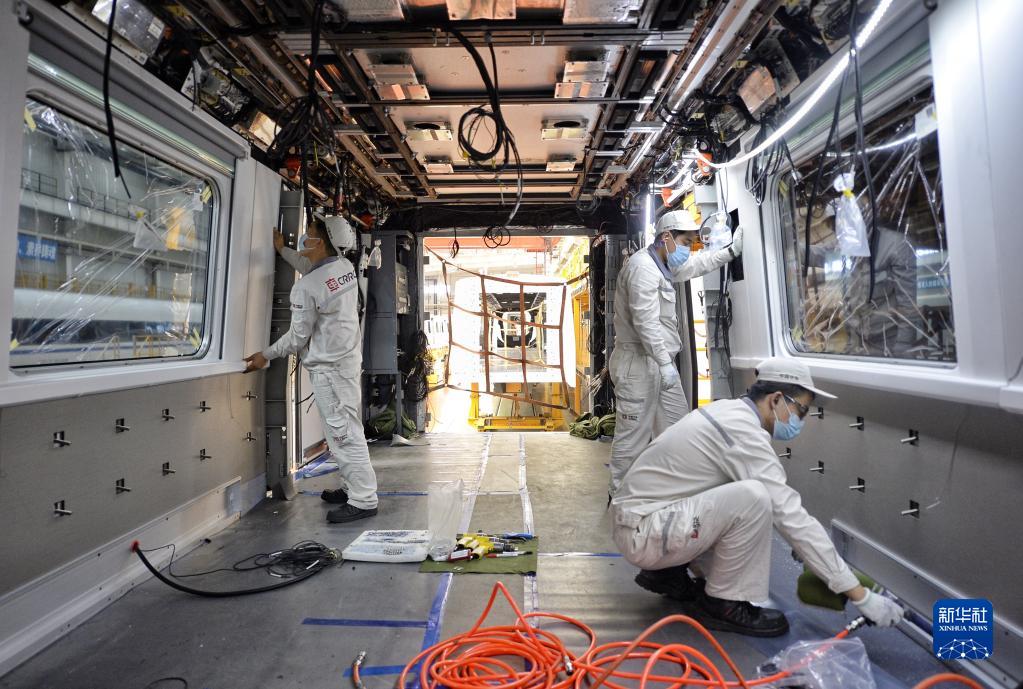 9月6日、中車成都機(jī)車車両有限公司の工場(chǎng)で働く従業(yè)員（撮影?劉坤）