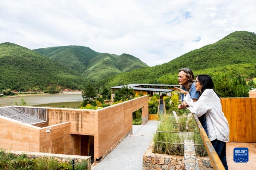 雲(yún)南省大理市のペー族の集落に溶け込んで生活するリンデンさん一家