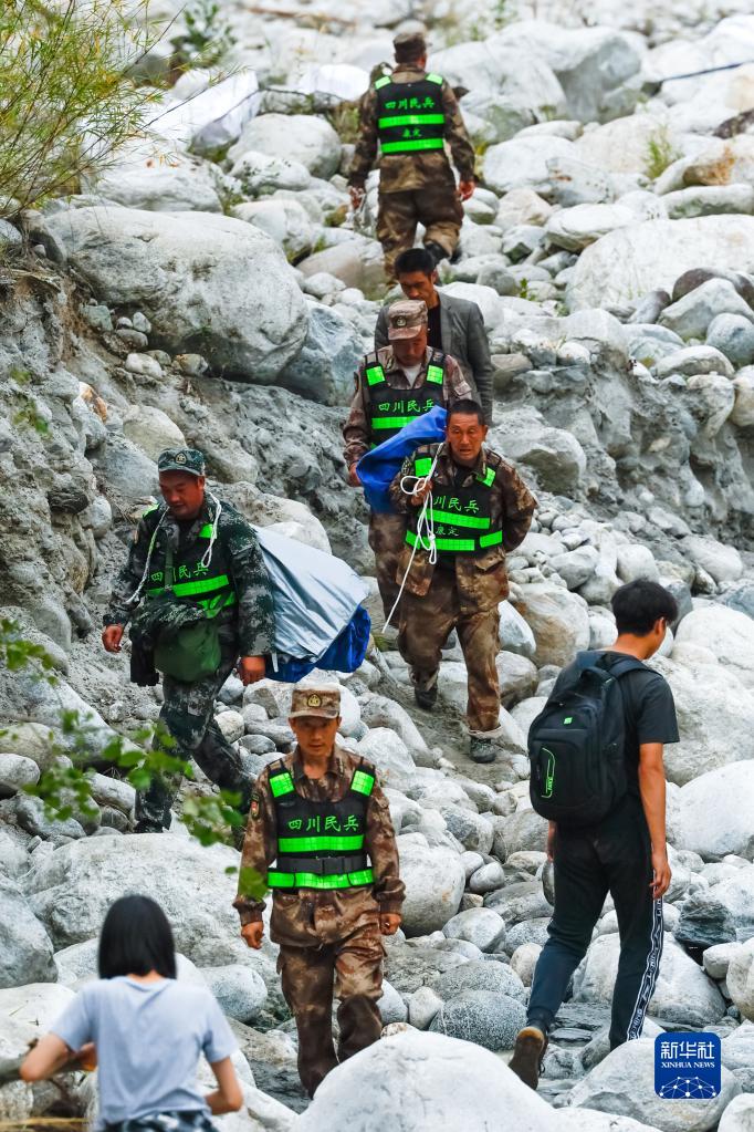四川瀘定地震　背負い、擔いで物資屆ける救援隊員とボランティア