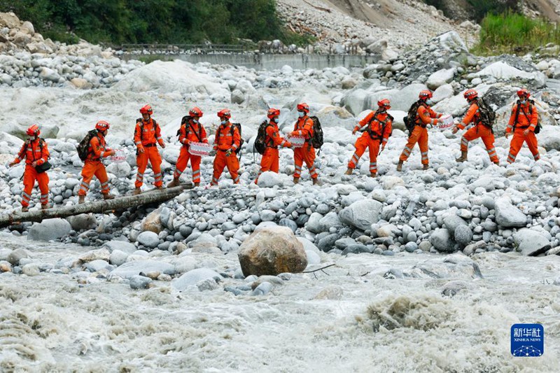 四川瀘定地震　背負(fù)い、擔(dān)いで物資屆ける救援隊(duì)員とボランティア