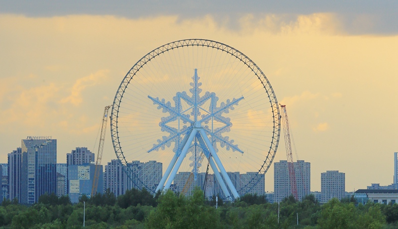 大型観覧車に巨大な「雪の結(jié)晶」がお目見(jiàn)え　黒竜江省ハルビン