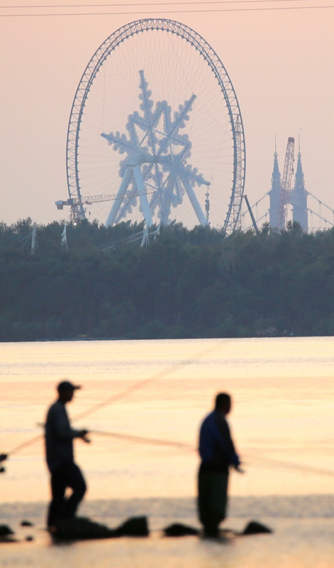 大型観覧車に巨大な「雪の結(jié)晶」がお目見(jiàn)え　黒竜江省ハルビン