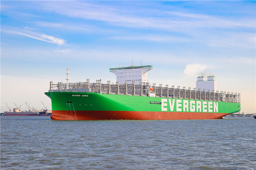 世界最大のコンテナ船2隻目が上海で引き渡し