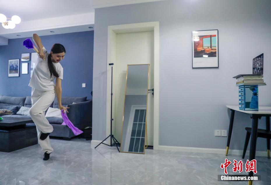 1990年代生まれのダンス講師がオンライン授業(yè)を開(kāi)講　四川省成都