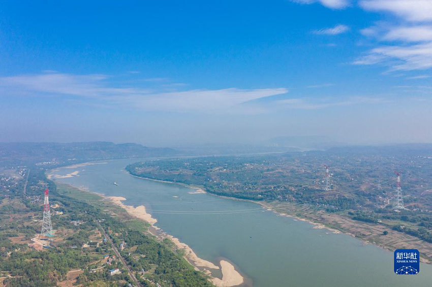 9月13日、白鶴灘―浙江省±800kV超高圧直流送電プロジェクト重慶區(qū)間長(zhǎng)江大スパン橫斷架設(shè)作業(yè)の現(xiàn)場(chǎng)。