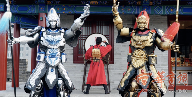 身長2.7メートルの金と銀の巨漢の兵士登場！　陝西省西安