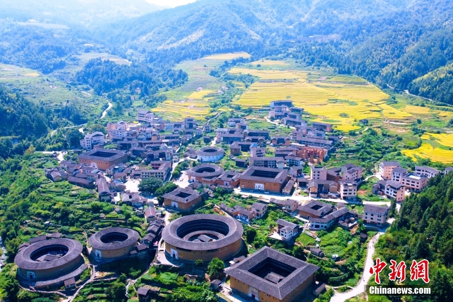 9月13日、上空から撮影した福建省竜巖市永定県初渓土樓群周辺の高山にある棚田（寫真提供?永定區(qū)融合メディアセンター）。