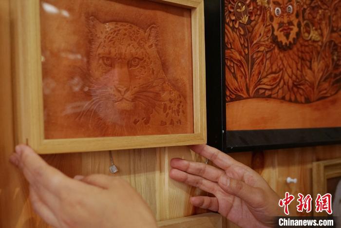 障がい者の雇用?増収を後押しするレザーカービング　青海省西寧