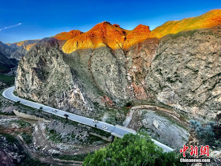 日沒時(shí)、金色に輝く丹霞地形（撮影?李玉峰）。