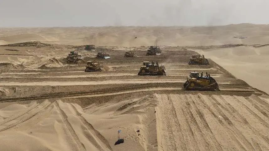 新疆のタクラマカン砂漠でブルドーザーが並んで作業(yè)する圧巻シーン