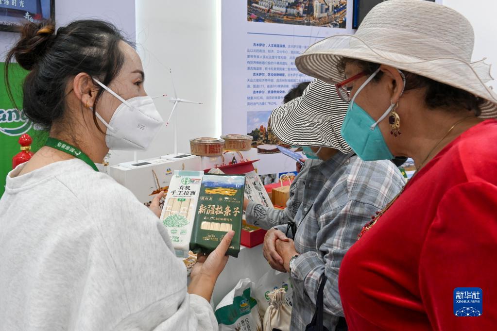 第7回中國(guó)?ユーラシア博覧會(huì)で、來(lái)場(chǎng)者に展示品を紹介する出展者（9月21日撮影?郝建偉）。