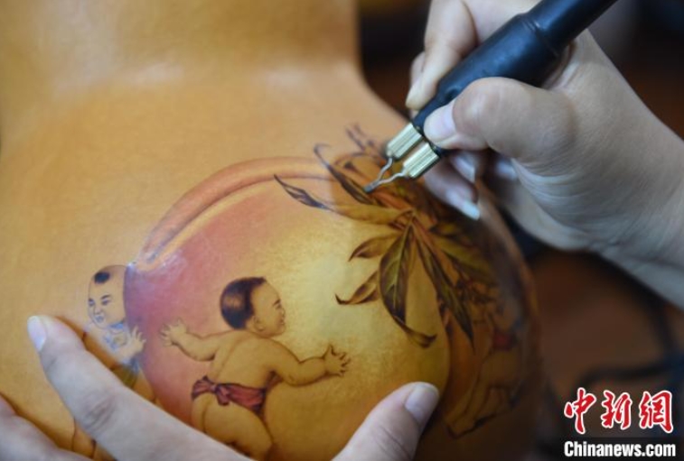 縁起の良い果物で豊作祝うひょうたん焼き絵　河北省深州