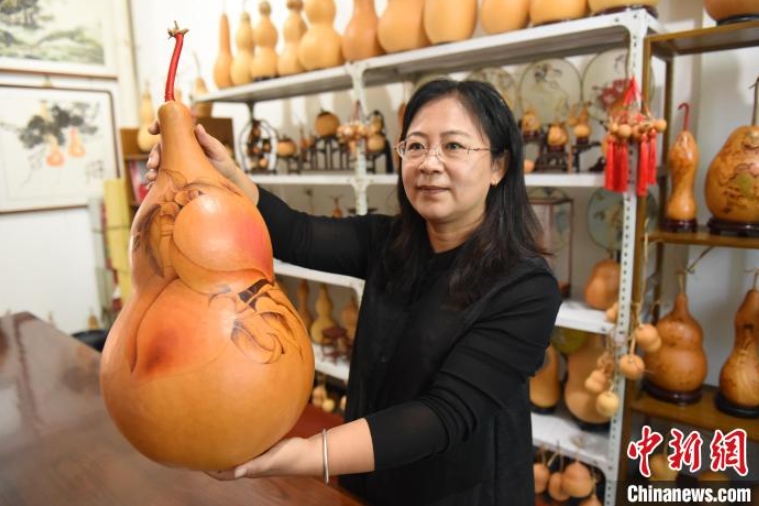 縁起の良い果物で豊作祝うひょうたん焼き絵　河北省深州