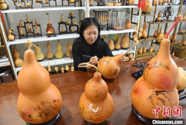 縁起の良い果物で豊作祝うひょうたん焼き絵　河北省深州