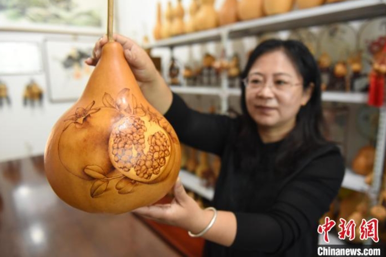 縁起の良い果物で豊作祝うひょうたん焼き絵　河北省深州