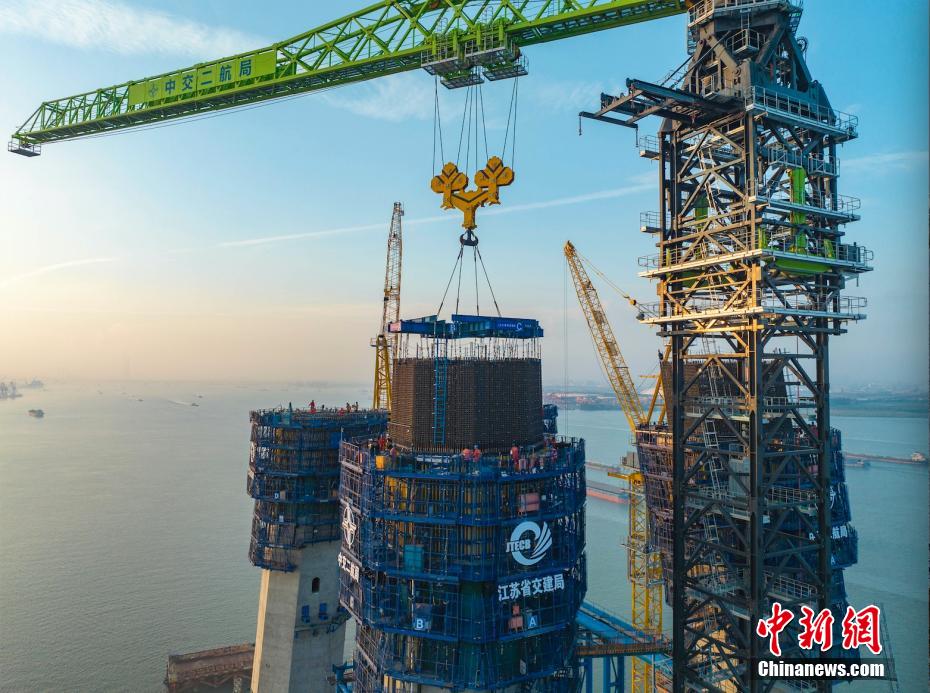 著々と作業(yè)が進(jìn)められている世界最大スパンの道路鉄道併用斜張橋　江蘇省