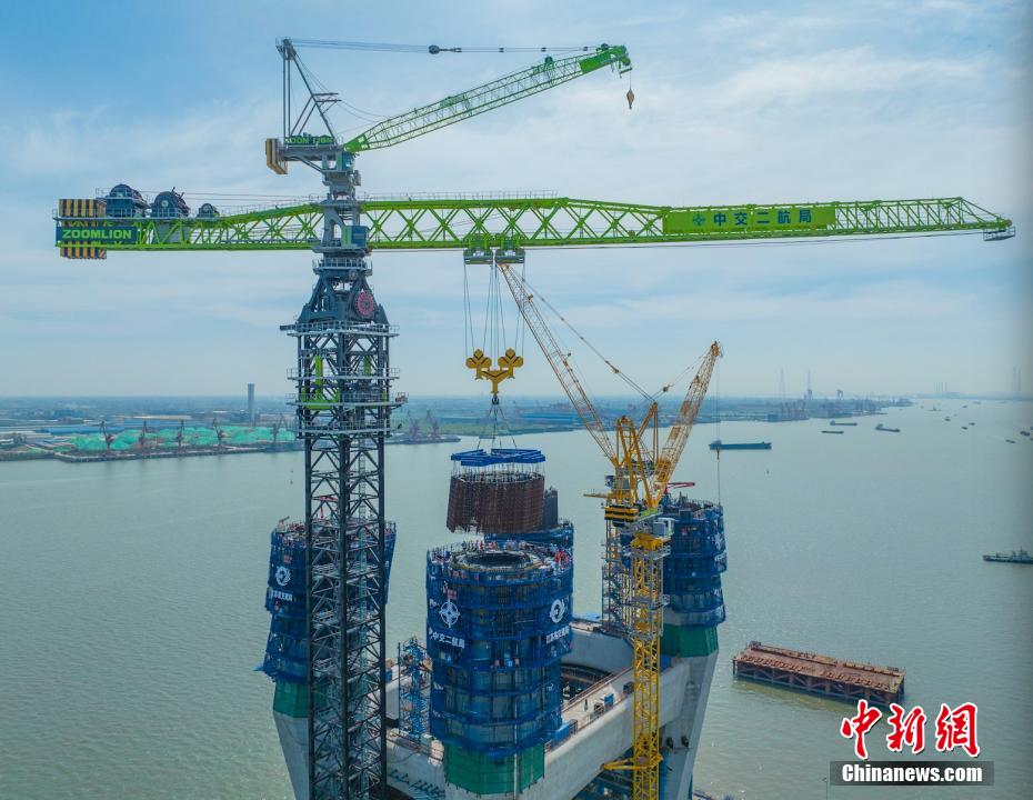 著々と作業(yè)が進められている世界最大スパンの道路鉄道併用斜張橋　江蘇省