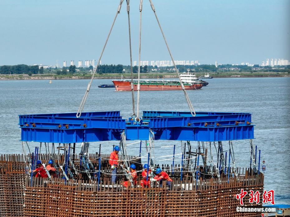 著々と作業(yè)が進(jìn)められている世界最大スパンの道路鉄道併用斜張橋　江蘇省