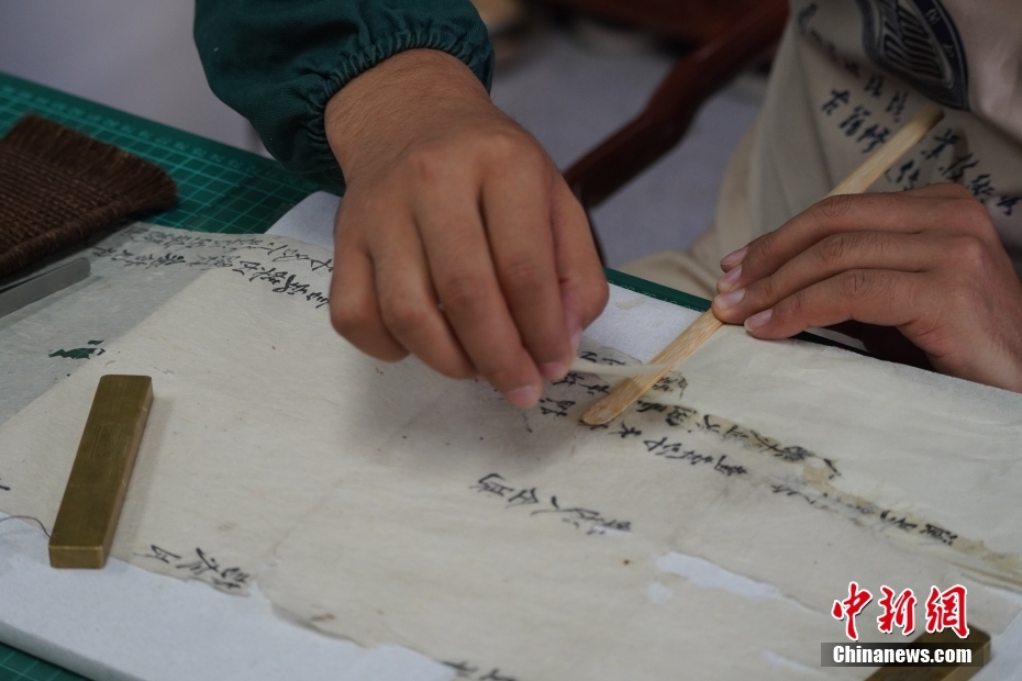 古い書籍を修復(fù)し、文明を復(fù)元させる大學(xué)の「ブックドクター」　甘粛省