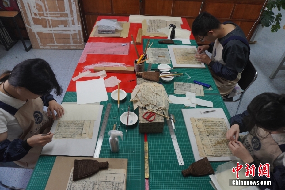 古い書(shū)籍を修復(fù)し、文明を復(fù)元させる大學(xué)の「ブックドクター」　甘粛省