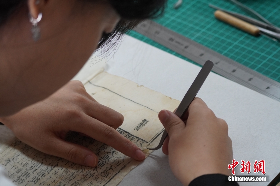 古い書籍を修復(fù)し、文明を復(fù)元させる大學(xué)の「ブックドクター」　甘粛省