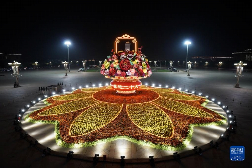 「祖國を祝?！工颔譬`マにした巨大な花かごのモニュメント（9月25日撮影?陳鍾昊）。