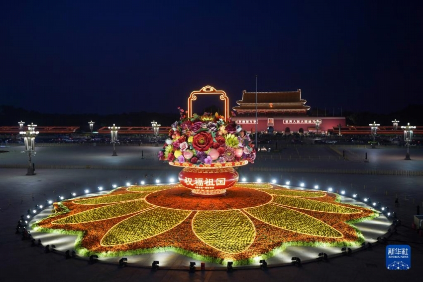 「祖國を祝?！工譬`マの巨大な花かごのモニュメントが天安門広場に設(shè)置