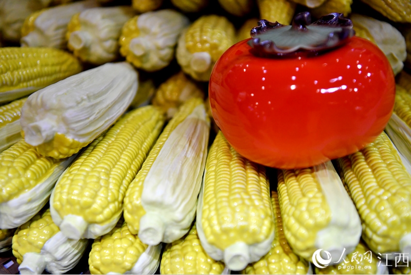 本物そっくりの野菜や果物は全て陶磁器製！　江西省景徳鎮(zhèn)