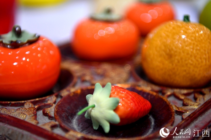 本物そっくりの野菜や果物は全て陶磁器製！　江西省景徳鎮(zhèn)